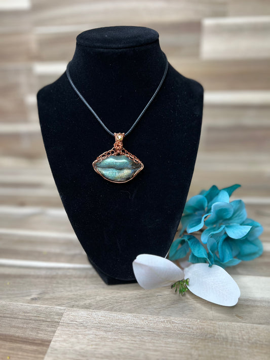 Labradorite Lips Pendant